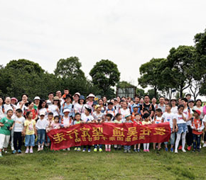 Organize the parent-children interaction for International Children’s Day, strengthen the communication and interaction between parents and children, promote the family integration, and level up the h