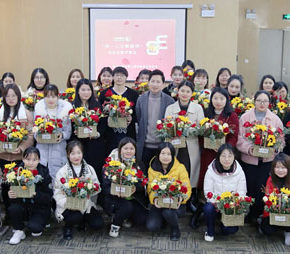 妇女节组织插花活动，借花香亲近自然芬芳，学花艺陶冶心境情操。