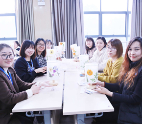 压花台灯DIY，体验了手工制作的乐趣，增添浓浓的艺术气息和温馨氛围，提升员工的归属感及幸福感。